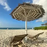 Wave Song - Stunning Apartment On Beach With Pool