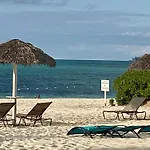 Wave Song - Stunning Apartment On Beach With Pool