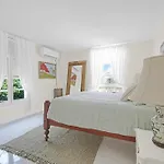 Wave Song - Stunning Apartment On Beach With Pool